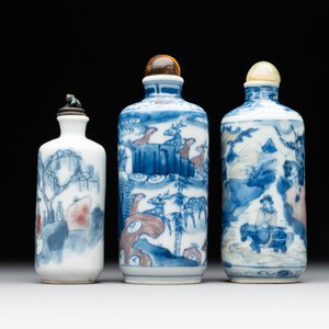 Three Chinese blue, white and copper-red snuff bottles, Yongzheng mark, 19/20th C. — photo 3