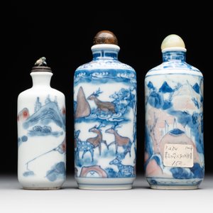 Three Chinese blue, white and copper-red snuff bottles, Yongzheng mark, 19/20th C. — photo 4