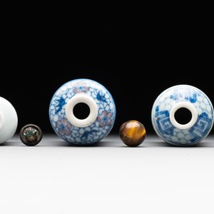 Three Chinese blue, white and copper-red snuff bottles, Yongzheng mark, 19/20th C. — photo 5