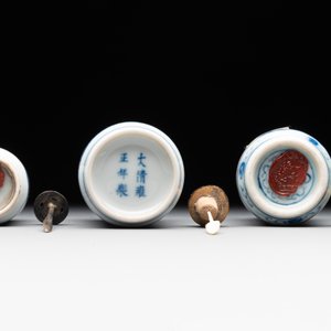 Three Chinese blue, white and copper-red snuff bottles, Yongzheng mark, 19/20th C. — photo 6