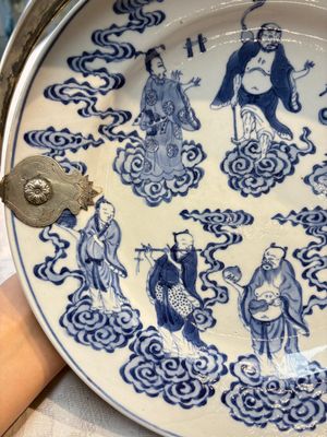 Three Chinese blue, white and Imari-style plates, Xuande and Zhi mark, Kangxi and later — photo 11