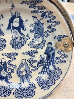 Three Chinese blue, white and Imari-style plates, Xuande and Zhi mark, Kangxi and later — photo 12