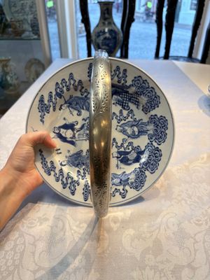 Three Chinese blue, white and Imari-style plates, Xuande and Zhi mark, Kangxi and later — photo 13