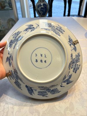 Three Chinese blue, white and Imari-style plates, Xuande and Zhi mark, Kangxi and later — photo 14