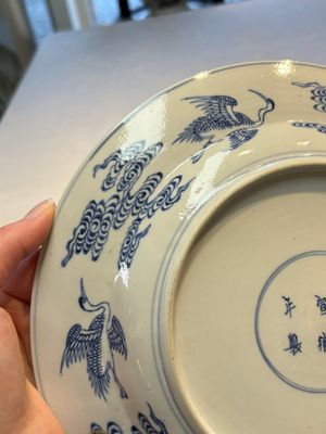 Three Chinese blue, white and Imari-style plates, Xuande and Zhi mark, Kangxi and later — photo 16
