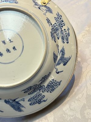 Three Chinese blue, white and Imari-style plates, Xuande and Zhi mark, Kangxi and later — photo 17