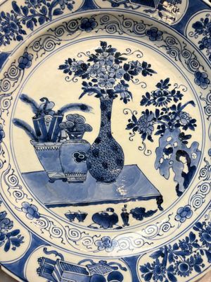 Three Chinese blue, white and Imari-style plates, Xuande and Zhi mark, Kangxi and later — photo 2