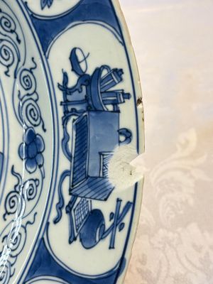 Three Chinese blue, white and Imari-style plates, Xuande and Zhi mark, Kangxi and later — photo 3