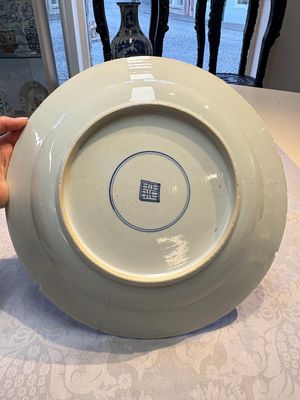 Three Chinese blue, white and Imari-style plates, Xuande and Zhi mark, Kangxi and later — photo 4