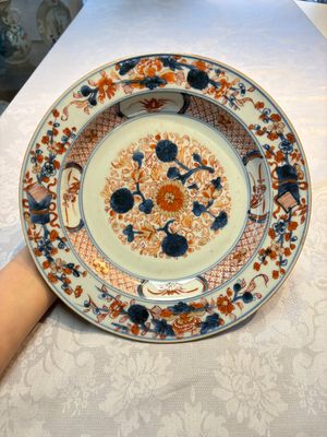 Three Chinese blue, white and Imari-style plates, Xuande and Zhi mark, Kangxi and later — photo 8