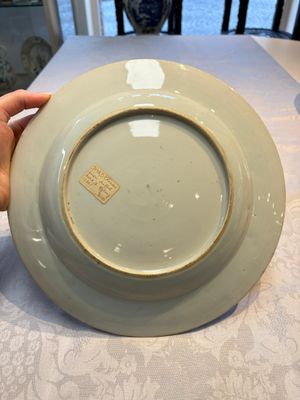 Three Chinese blue, white and Imari-style plates, Xuande and Zhi mark, Kangxi and later — photo 9