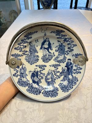 Three Chinese blue, white and Imari-style plates, Xuande and Zhi mark, Kangxi and later — photo 10