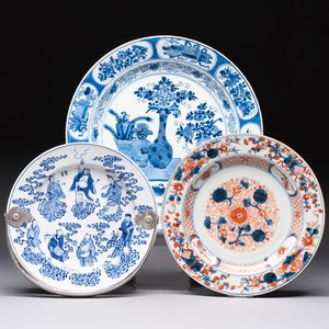 Three Chinese blue, white and Imari-style plates, Xuande and Zhi mark, Kangxi and later — photo 1
