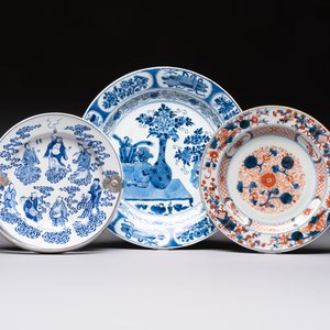Three Chinese blue, white and Imari-style plates, Xuande and Zhi mark, Kangxi and later — photo 2