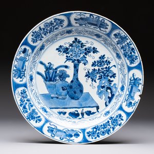Three Chinese blue, white and Imari-style plates, Xuande and Zhi mark, Kangxi and later — photo 3