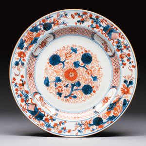Three Chinese blue, white and Imari-style plates, Xuande and Zhi mark, Kangxi and later — photo 5