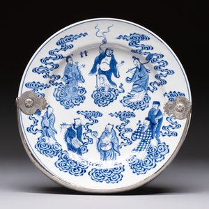 Three Chinese blue, white and Imari-style plates, Xuande and Zhi mark, Kangxi and later — photo 7