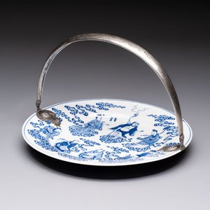 Three Chinese blue, white and Imari-style plates, Xuande and Zhi mark, Kangxi and later — photo 9
