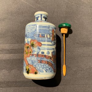 Three Chinese blue, white and underglaze red snuff bottles, Yongzheng marks, 18/19th C. — 照片 17