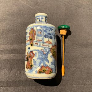Three Chinese blue, white and underglaze red snuff bottles, Yongzheng marks, 18/19th C. — 照片 18