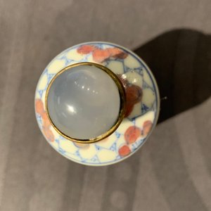 Three Chinese blue, white and underglaze red snuff bottles, Yongzheng marks, 18/19th C. — 照片 21