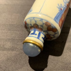 Three Chinese blue, white and underglaze red snuff bottles, Yongzheng marks, 18/19th C. — 照片 23