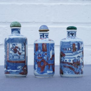 Three Chinese blue, white and underglaze red snuff bottles, Yongzheng marks, 18/19th C. — 照片 5