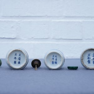 Three Chinese blue, white and underglaze red snuff bottles, Yongzheng marks, 18/19th C. — 照片 8