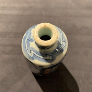 Three Chinese blue, white and underglaze red snuff bottles, Yongzheng marks, 18/19th C. — 照片 9