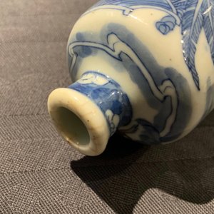 Three Chinese blue, white and underglaze red snuff bottles, Yongzheng marks, 18/19th C. — 照片 10