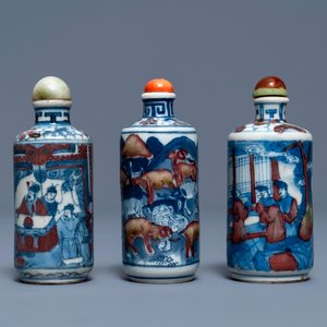 Three Chinese blue, white and underglaze red snuff bottles, Yongzheng marks, 19th C. — 照片 1