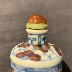 Three Chinese blue, white and underglaze red snuff bottles, Yongzheng marks, 19th C. — 照片 18
