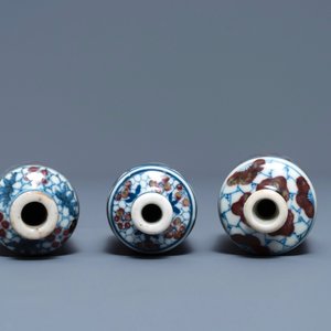Three Chinese blue, white and underglaze red snuff bottles, Yongzheng marks, 19th C. — 照片 3