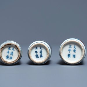 Three Chinese blue, white and underglaze red snuff bottles, Yongzheng marks, 19th C. — 照片 4