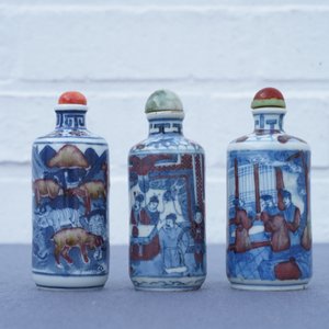 Three Chinese blue, white and underglaze red snuff bottles, Yongzheng marks, 19th C. — 照片 5