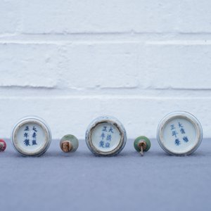 Three Chinese blue, white and underglaze red snuff bottles, Yongzheng marks, 19th C. — 照片 8