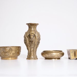 Three Chinese bronze censers or bowls and a vase, 19/20th C. — 照片 2