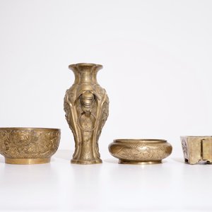 Three Chinese bronze censers or bowls and a vase, 19/20th C. — 照片 4