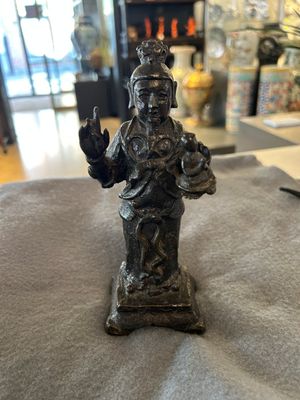 Three Chinese bronze figures of Guanyu, Li Jing and an official, Ming — 照片 17