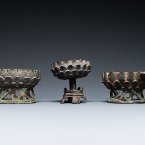 Three Chinese bronze lotus thrones, Ming — 照片 5