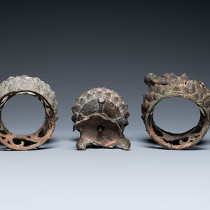Three Chinese bronze lotus thrones, Ming — 照片 7