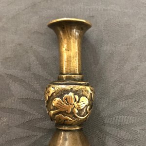 Three Chinese bronze miniature vases, 17/18th C. — 照片 11
