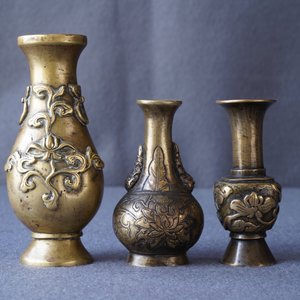 Three Chinese bronze miniature vases, 17/18th C. — 照片 9