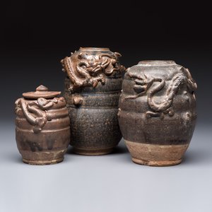 Three Chinese brown-glazed jars with an applied dragon design, one with cover, Song — photo 1