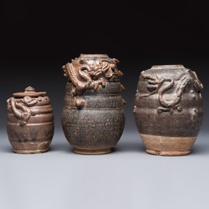 Three Chinese brown-glazed jars with an applied dragon design, one with cover, Song — photo 2