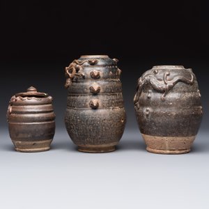Three Chinese brown-glazed jars with an applied dragon design, one with cover, Song — photo 3