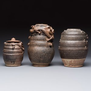 Three Chinese brown-glazed jars with an applied dragon design, one with cover, Song — photo 5