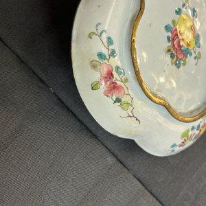 Three Chinese Canton enamel saucers and a bowl, Shangxin 赏心 mark, Yongzheng/Qianlong — photo 21