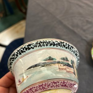 Three Chinese Canton enamel saucers and a bowl, Shangxin 赏心 mark, Yongzheng/Qianlong — photo 8