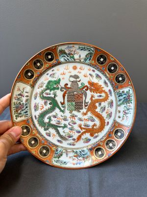 Three Chinese Canton famille rose armorial plates and a pair of egg cups for the Portugese market, Guangxu — 照片 2